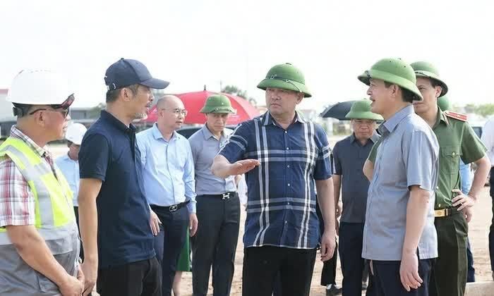 Bí thư Thành ủy Nguyễn Hồng Thái và Chủ tịch UBND thành phố Phạm Hoàng Sơn trao đổi các nội dung xây dựng hạ tầng khu tái định cư Gia Bình với nhà đầu tư và đơn vị thi công sáng 28/9. (Nguồn: BaobacninhTV)