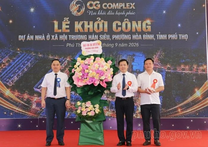 Lãnh đạo phường Hòa Bình tặng hoa chúc mừng lễ khởi công Dự án Nhà ở xã hội Trương Hán Siêu tại phường Hòa Bình (Phú Thọ). (Nguồn: UBND tỉnh Phú Thọ)