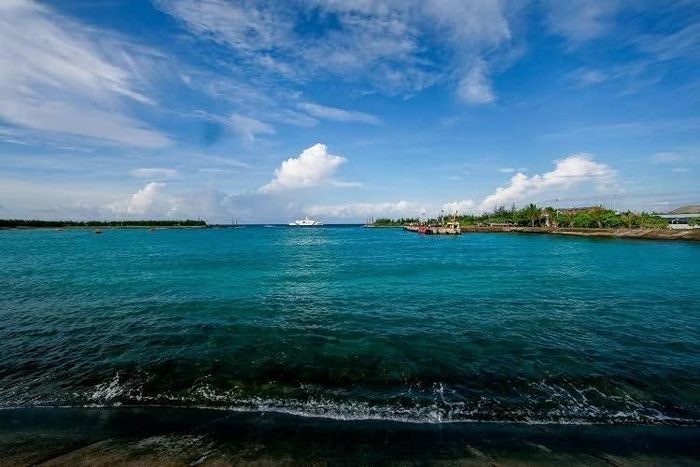 Làn nước xanh trong âu tàu ở xã đảo Sinh Tồn, huyện đảo Trường Sa, tỉnh Khánh Hòa, Việt Nam. (Ảnh: Phạm Anh Tuấn)