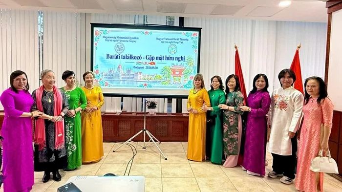 Đại diện Hội Hữu nghị chụp ảnh lưu niệm. (Nguồn: Đại sứ quán Việt Nam tại Hungary)
