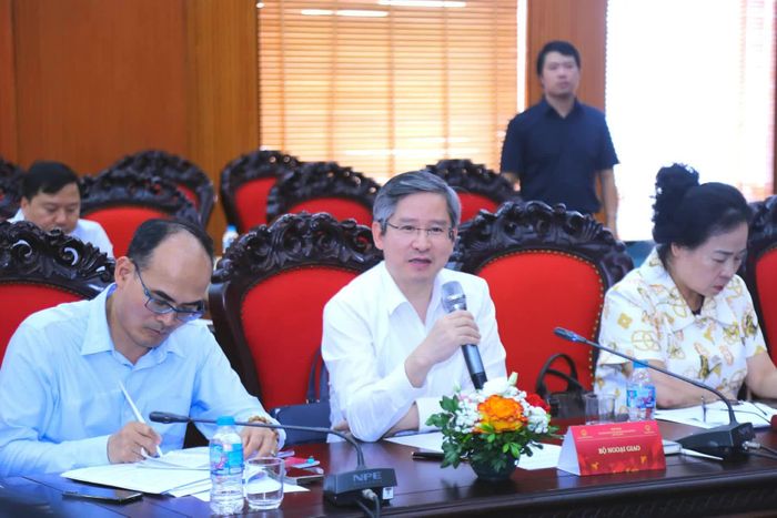 Phó Vụ trưởng Vụ Chính sách đối ngoại Đinh Nho Hưng phát biểu tại Hội nghị. (Ảnh: Trung Anh)