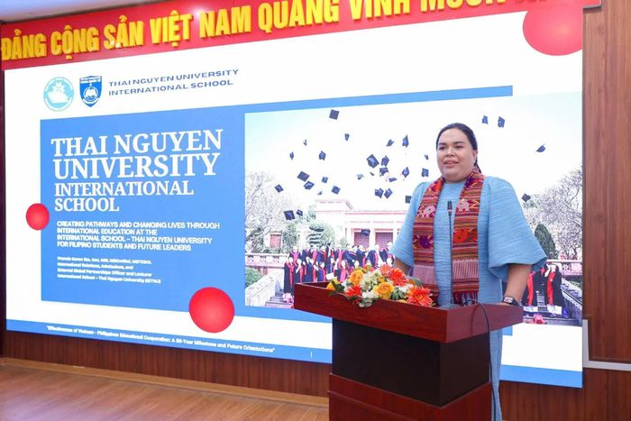 ThS. Francis Geren Sta.Ana, Giảng viên Khoa Quốc tế, Đại học Thái Nguyên chia sẻ Việt Nam là cầu nối mở rộng cơ hội những góc nhìn về giáo dục, môi trường, kinh tế và văn hóa. Bà mong muốn tăng cường ngoại giao nhân dân và kết nối thế hệ trẻ, đưa sinh viên hai nước trở thành những “nhịp cầu” thúc đẩy quan hệ Việt Nam-Philippines. (Ảnh: Đinh Hoà)