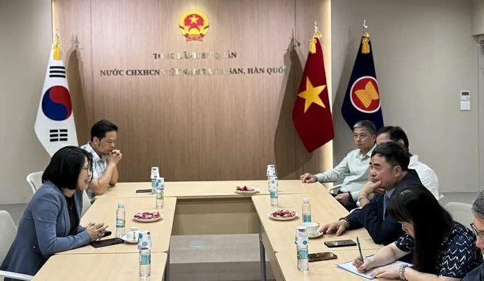 Tổng Lãnh sự quán Việt Nam tại Busan làm việc với đoàn Tạp chí Cộng sản.