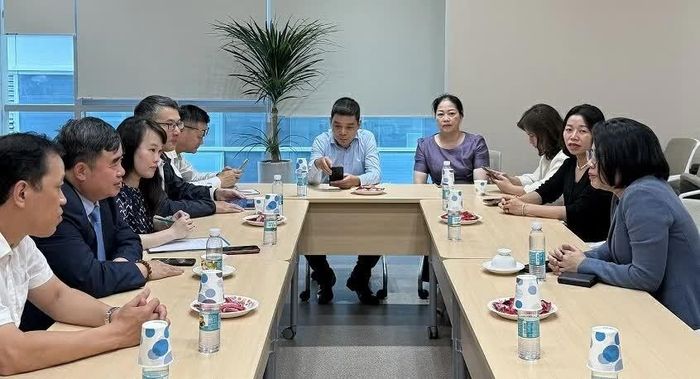 Tổng Lãnh sự quán Việt Nam tại Busan làm việc với đoàn Tạp chí Cộng sản.