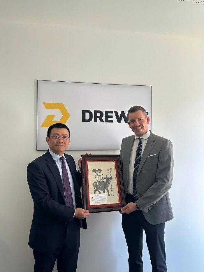 Đại sứ Vũ Lê Thái Hoàng thăm công ty DREWES Logistics.
