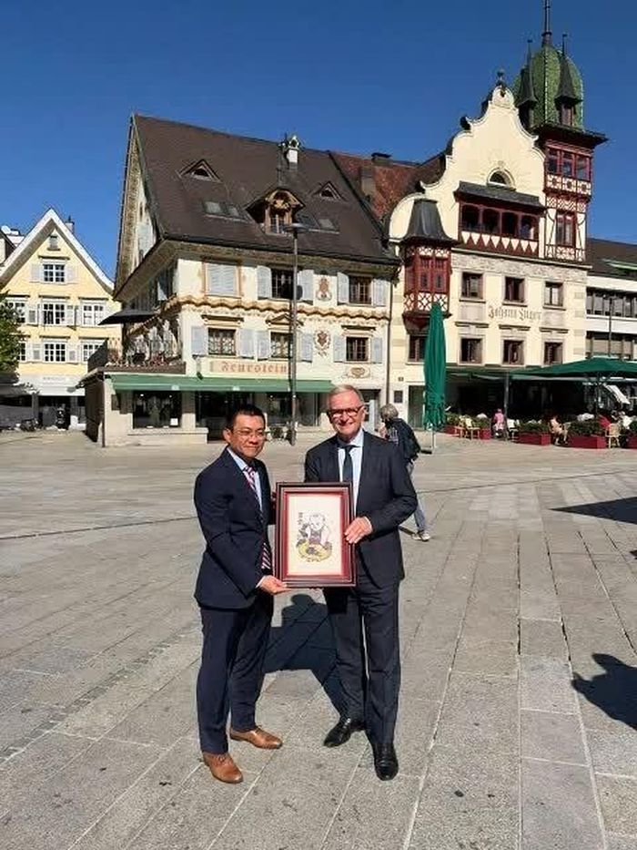 Đại sứ Vũ Lê Thái Hoàng gặp Chủ tịch Phòng Kinh tế bang Karlheinz Kopf.
