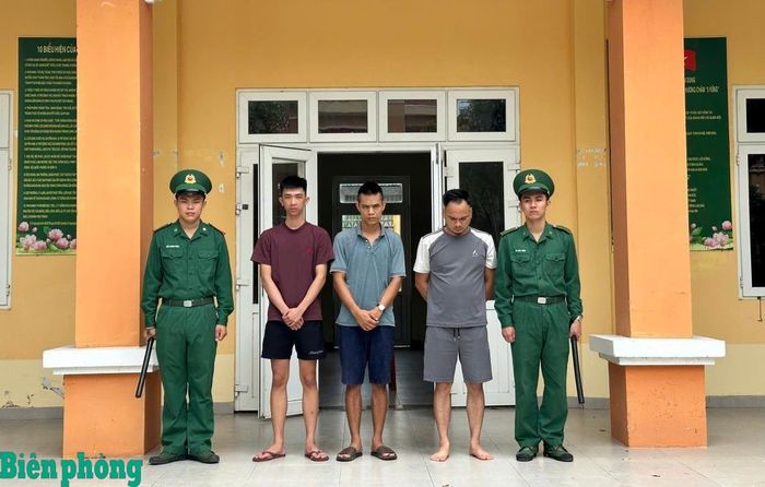 Ba đối tượng nhập cảnh trái phép bị lực lượng chức năng phát hiện. Ảnh: Hòa Bình