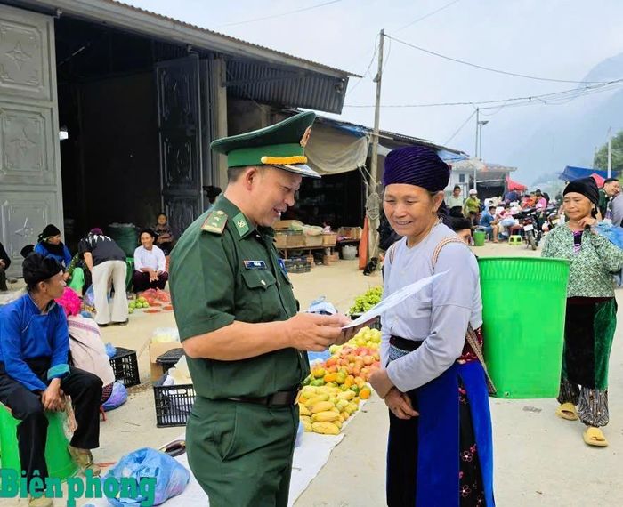 Cán bộ Đồn Biên phòng Nghĩa Thuận tuyên truyền pháp luật bằng tiếng dân tộc, giúp đồng bào dễ hiểu, dễ nhớ và nâng cao ý thức chấp hành pháp luật. Ảnh: Hoàng Chính