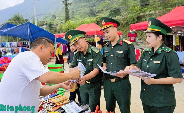 Bộ đội Biên phòng tỉnh Tuyên Quang phát 1.000 tờ rơi, góp phần đưa kiến thức pháp luật đến người dân khu vực biên giới xã Nghĩa Thuận. Ảnh: Hoàng Chính