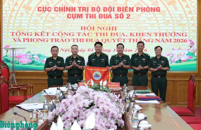 Thiếu tướng Văn Ngọc Quế cùng các đại biểu chứng kiến Phòng Kế hoạch tổng hợp bàn giao Cờ Cụm trưởng Cụm thi đua số 2, Cục Chính trị Bộ đội Biên phòng năm 2027 cho Phòng Bảo vệ an ninh. Ảnh: Tuấn Kiệt