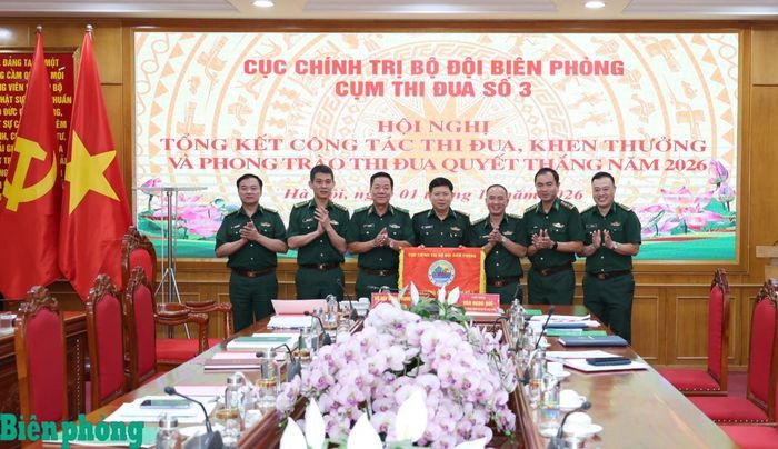 Thiếu tướng Văn Ngọc Quế cùng các đại biểu chứng kiến Đoàn Văn công bàn giao Cờ Cụm trưởng Cụm thi đua số 3, Cục Chính trị Bộ đội Biên phòng năm 2027 cho Điện ảnh - Truyền hình Biên phòng. Ảnh: Tuấn Kiệt