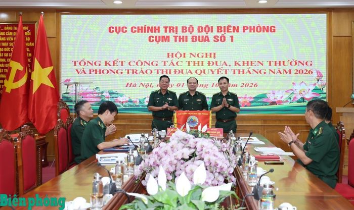 Thiếu tướng Văn Ngọc Quế chứng kiến Phòng Chính sách bàn giao Cờ Cụm trưởng Cụm thi đua số 1, Cục Chính trị Bộ đội Biên phòng năm 2027 cho Phòng Tổ chức. Ảnh: Tuấn Kiệt