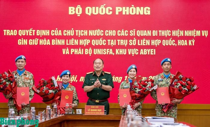 Thượng tướng Lê Quang Đạo trao Quyết định của Chủ tịch nước cho các sĩ quan. Ảnh: Hồng Pha