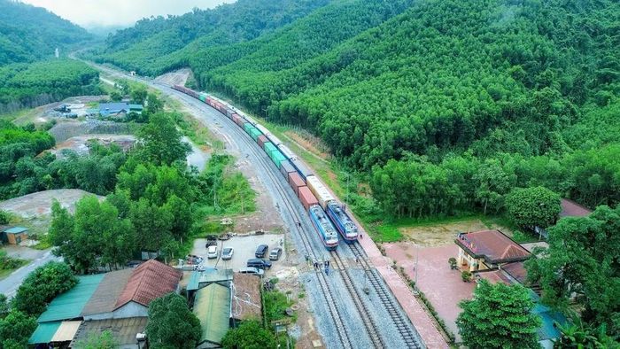 Chuyến tàu hàng đầu tiên chạy thử an toàn qua hầm Khe Nét. Ảnh: ĐC.