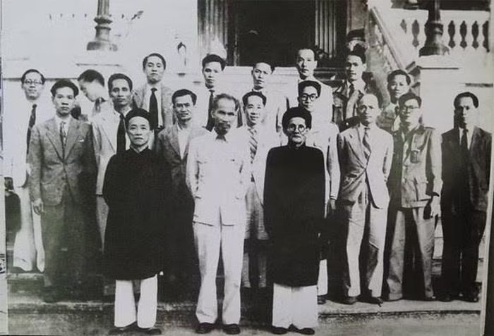 Chủ tịch Hồ Chí Minh và cụ Huỳnh Thúc Kháng (hàng đầu, thứ nhất từ phải sang) trong Chính phủ đầu tiên của nước Việt Nam dân chủ cộng hòa (Ảnh tư liệu).