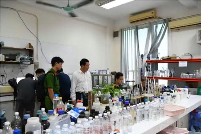 Cơ quan điều tra khám xét tại nơi làm việc của các bị can (Ảnh: C04).