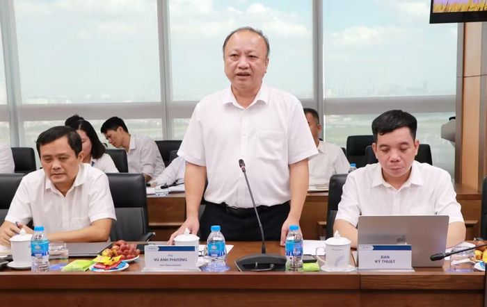Phó Tổng giám đốc EVNNPC Vũ Anh Phương phát biểu tại cuộc họp