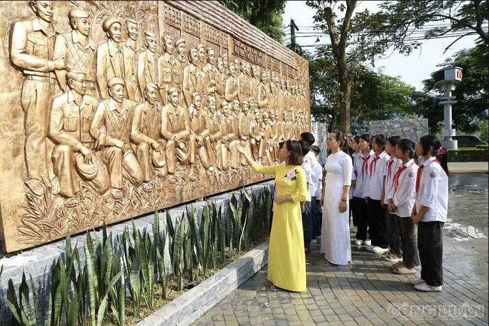 Bức phù điêu hình ảnh 48 chân dung các thành viên Ban Giám hiệu, giảng viên và học viên của Trường.