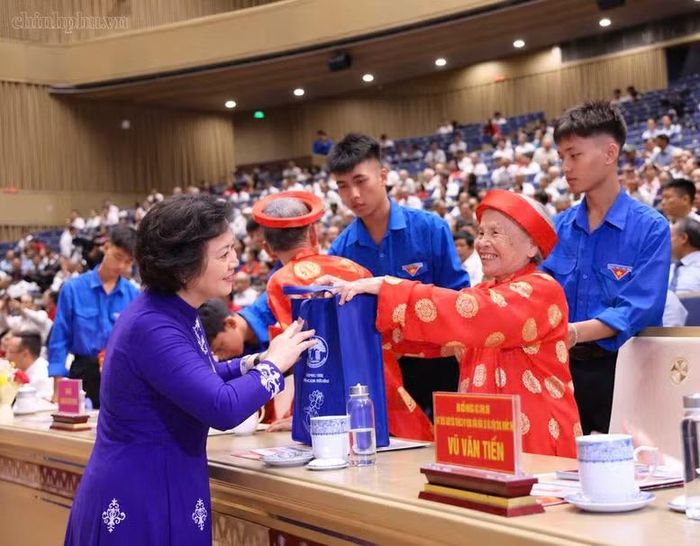 Phó Thủ tướng Phạm Thị Thanh Trà tặng quà người cao tuổi tiêu biểu từ 90 tuổi trở lên đang cư trú trên địa bàn thành phố Hải Phòng - Ảnh: CP