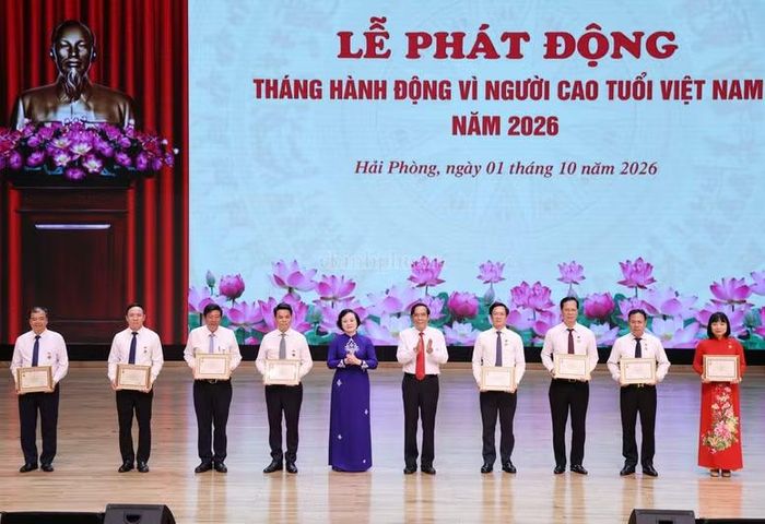 Phó Thủ tướng Phạm Thị Thanh Trà trao kỷ niệm chương, bằng khen cho các tổ chức, cá nhân có nhiều đóng góp cho công tác chăm sóc, phát huy vai trò người cao tuổi - Ảnh: CP