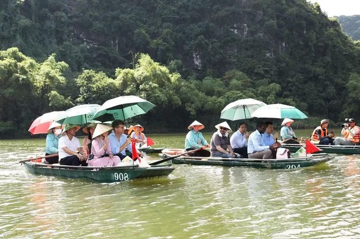 Đoàn đại biểu tham quan quần thể danh thắng Tràng An