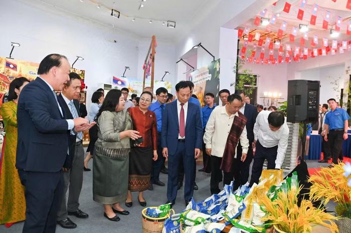 Tại Tuần lễ, khu vực hàng hóa Lào giới thiệu nhiều sản phẩm đặc trưng. Ảnh: DMS