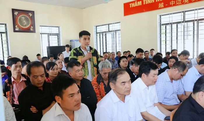 Cử tri nêu ý kiến kiến nghị tại hội nghị. Ảnh: langson.gov.vn