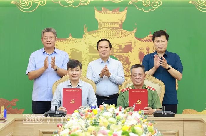 Bàn giao nhiệm vụ Cơ quan Thường trực Ban Chỉ đạo tỉnh giữa Văn phòng Tỉnh ủy và Công an tỉnh. Ảnh: Báo Hưng Yên.