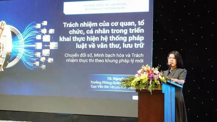 TS. Nguyễn Thị Chinh, Trưởng phòng Quản lý nghiệp vụ, Cục Văn thư và Lưu trữ nhà nước trình bày tại Hội nghị - Ảnh: KH.