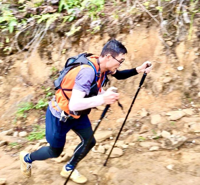 Trên những đoạn dốc, Hoàng Yên sử dụng gậy hỗ trợ để duy trì nhịp di chuyển và tiết kiệm thể lực. (Ảnh: NVCC).