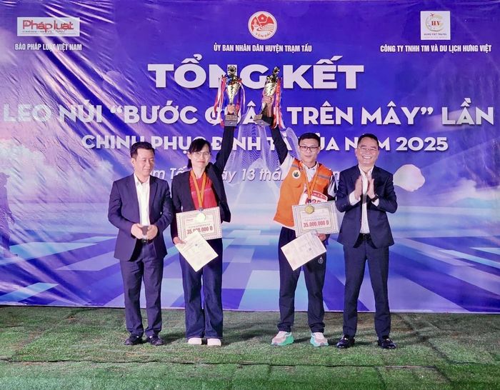 Nhà báo Hoàng Yên cùng đồng nghiệp nhận giải sau khi cán đích đầu tiên tại “Bước chân trên mây” mùa 2. (Ảnh: NVCC).