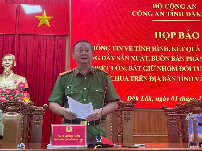 Đại tá Võ Duy Tuấn - Thủ trưởng Cơ quan CSĐT Công án tỉnh ĐắkLắk thông tin tại Hợp báo