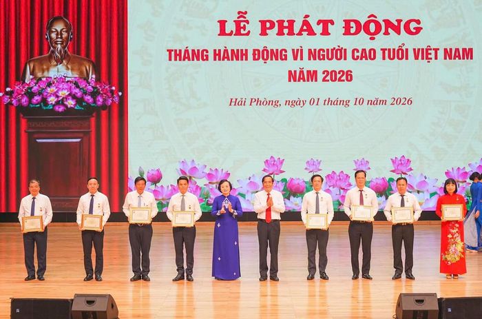 Trung ương Hội Người cao tuổi Việt Nam trao tặng Kỷ niệm chương "Vì sự nghiệp chăm sóc NCT Việt Nam" cho các lãnh đạo Thành ủy, HĐND, UBND, Ủy ban MTTQ Việt Nam TP Hải Phòng. (Ảnh: Đàm Thanh)