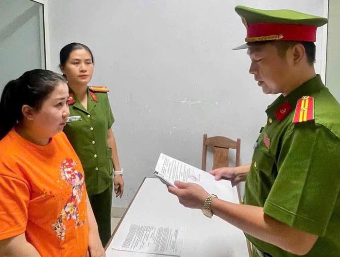 Đối tượng Trần Thị Mỹ Hạnh tại cơ quan công an. (Ảnh: Công an cung cấp)