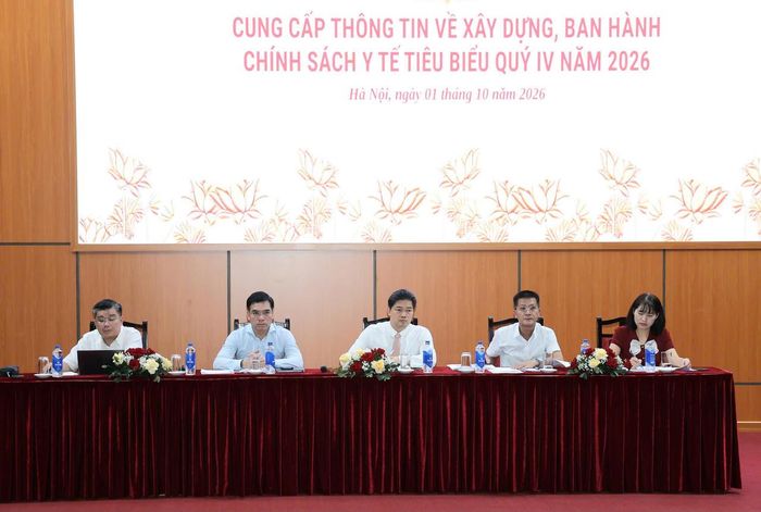 Các nhà quản lý, chuyên gia thông tin về các chính sách y tế trọng điểm. Ảnh: Ngọc Nga
