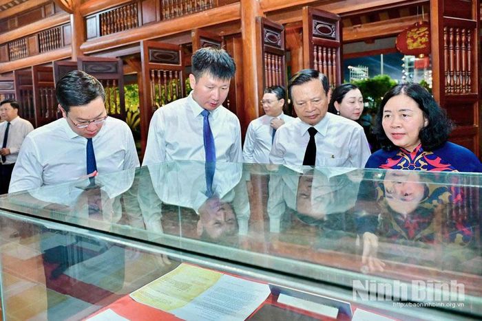 Các đại biểu tham quan không gian trưng bày những hiện vật tại Nhà lưu niệm đồng chí Lương Khánh Thiện. Ảnh: Báo Ninh Bình