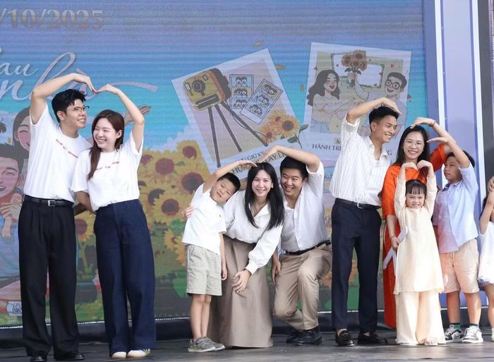 Các gia đình trẻ tham gia ngày hội Gia đình trẻ hạnh phúc với chủ đề “Bên nhau, mình là Nhà - Viết hành trình yêu thương” do T.Ư Hội LHTN Việt Nam tổ chức. Ảnh: Xuân Tùng
