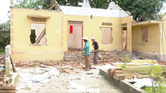 Những căn nhà được khẩn trương tháo dỡ, nhường đất cho dự án.
