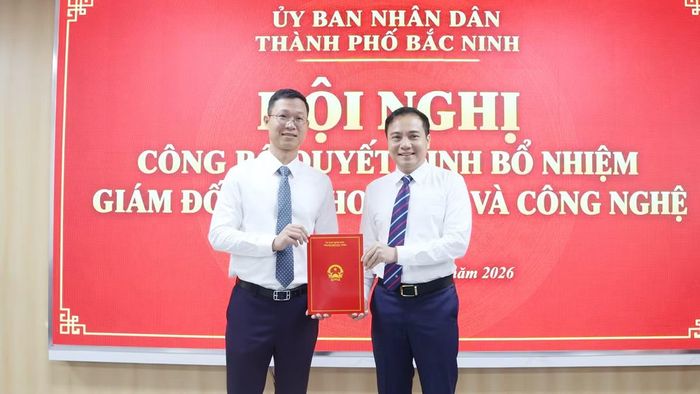 Phó Chủ tịch UBND thành phố Bắc Ninh Đào Thanh Trường (bên phải) trao quyết định bổ nhiệm cho ông Thân Trung Kiên.