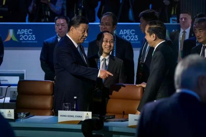 Trong ảnh, ông Zhou Hongxu đứng gần nhà lãnh đạo Trung Quốc Tập Cận Bình (sau lưng bên trái) tại hội nghị thượng đỉnh APEC ở San Francisco vào ngày 17/11/2023. (Ảnh: Getty Images)