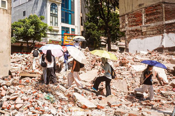 Hàng ngày vào đầu giờ sáng và chiều, hàng chục sinh viên dò từng bước qua những đống gạch đá, phế thải có vị trí cao 2-4 m để lên đường chờ xe buýt hoặc tới giảng đường. Khu vực lân cận có Trường Đại học Văn hóa Hà Nội và Trường Đại học Mỹ thuật Công nghiệp.