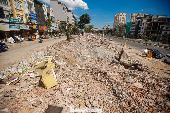 Khu đất rộng khoảng 6.803 m² giữa đường Vành đai 1 và đường La Thành đang được giải phóng mặt bằng. Nhiều công trình đã phá dỡ, để lại lượng lớn gạch đá, phế thải.