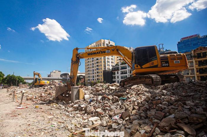 Đến cuối tháng 9, phần lớn công trình trên dải đất giữa Vành đai 1 và đường La Thành đã được phá dỡ, một số công trình vẫn đang tiếp tục tháo dỡ.