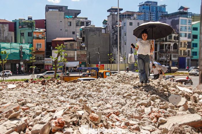 “Em trọ trong ngõ Nguyễn Phúc Lai. Sau khi giải phóng mặt bằng đường Vành đai 1, lối đi hằng ngày không còn nên em chọn đi qua đây cho gần, nếu không phải vòng khá xa”, một sinh viên Trường Đại học Mỹ thuật Công nghiệp chia sẻ.