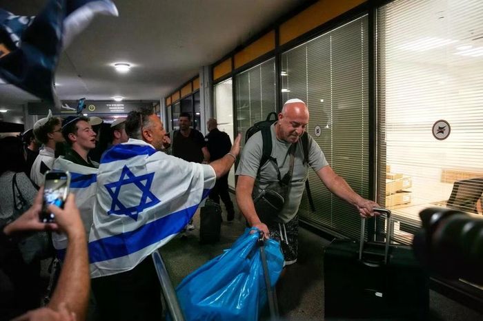 Các hành khách trên chuyến bay gặp nạn được đưa về Israel. (Ảnh: AP)