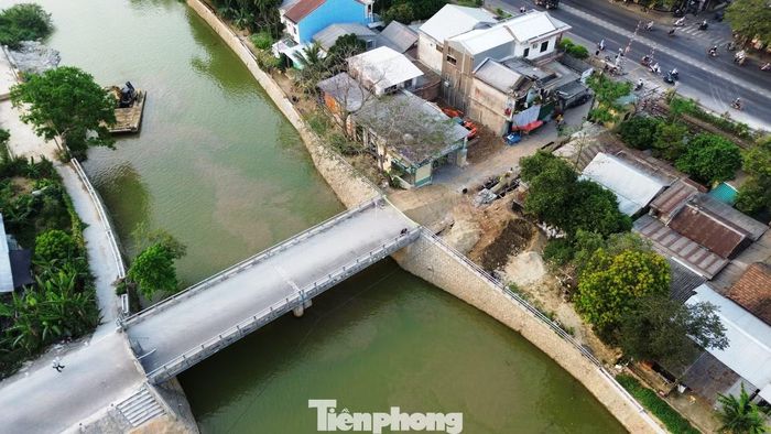 Việc chậm bàn giao mặt bằng khiến công trình không thể khai thác đồng bộ giữa hai phường dù phần cầu đã hoàn thành﻿ từ trước. Ảnh chụp thời điểm chưa thông xe.