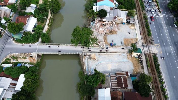 Công trình thuộc gói thầu số 37 của Dự án﻿ Phát triển các đô thị loại II (Green City Huế), với hạng mục cầu bê tông cốt thép dài khoảng 40 m, rộng 6,5 m và đường dẫn mở rộng. Công trình có tổng mức đầu tư hơn 10 tỷ đồng.