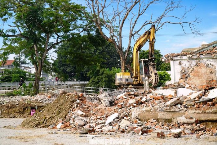 Đến nay, sau nhiều nỗ lực tháo gỡ, các hộ dân sinh sống phía nam đầu cầu thuộc phường Phú Xuân đã đồng thuận bàn giao mặt bằng﻿. Nhà thầu huy động nhân lực, máy móc, thiết bị để triển khai thi công cuốn chiếu các hạng mục còn lại.