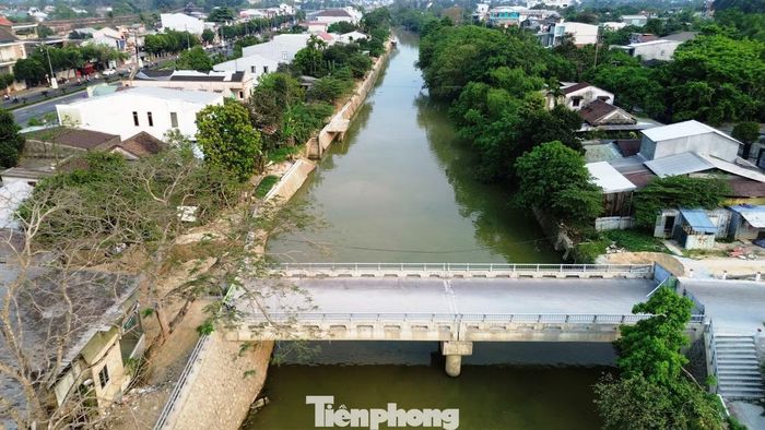 Phần kết cấu chính của cầu Vạn Xuân đã hoàn thành, bao gồm mặt cầu, lan can và các hạng mục hạ tầng kỹ thuật. Ảnh chụp thời điểm chưa thông xe.