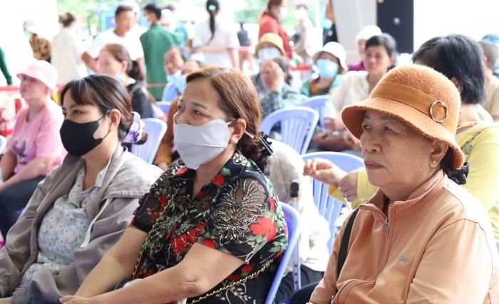 Người dân khám tại Bệnh viện Ung bướu TPHCM cơ sở 2